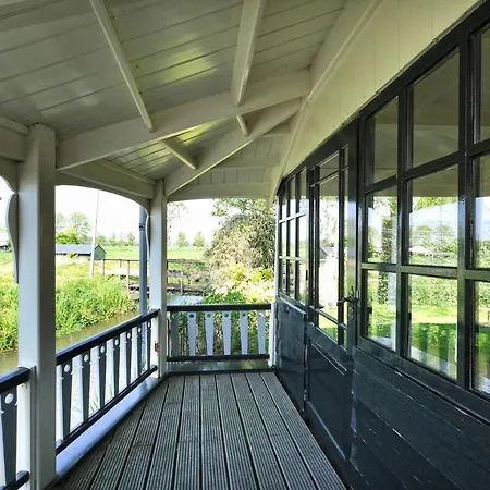 Idyllisch En Knus Met Prachtige Veranda. Oterleek